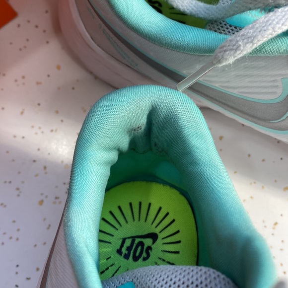 Nike tennis shoes - Picture 5 of 11